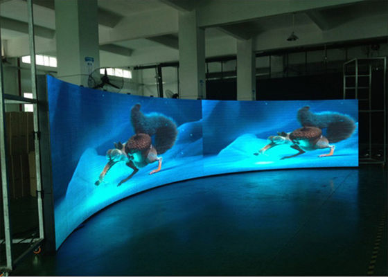 P5 di alta risoluzione ha curvato il colore pieno SMD 3 dello schermo del LED in 1 per sconosciuto/concerto